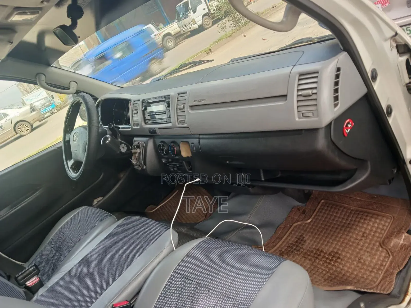 Toyota HiAce 2011 White