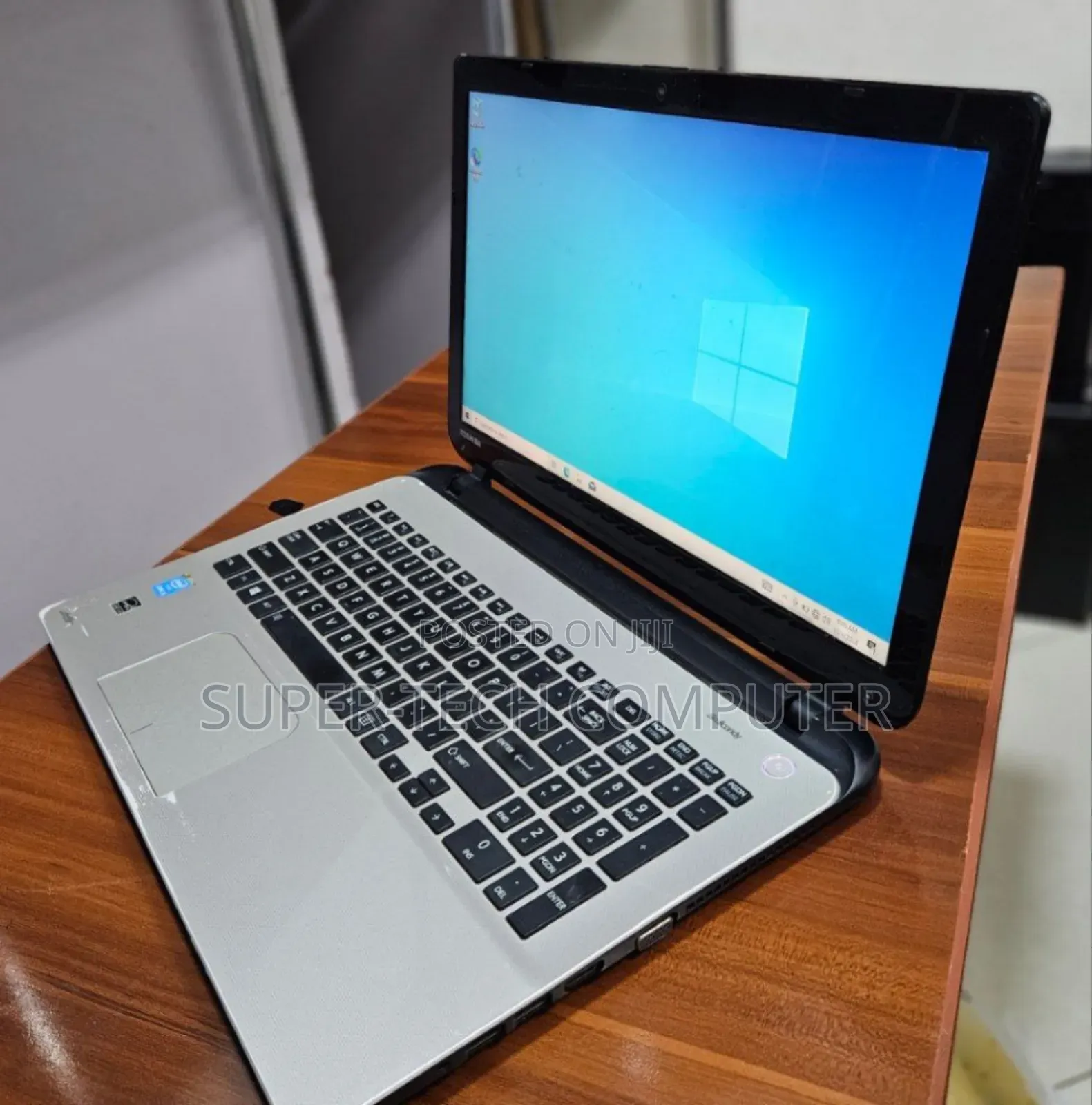 Laptop Toshiba Satellite L555 4GB Intel Core I5 HDD 500GB