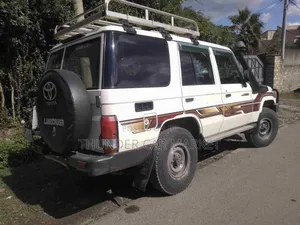 Toyota Land Cruiser 2017 White