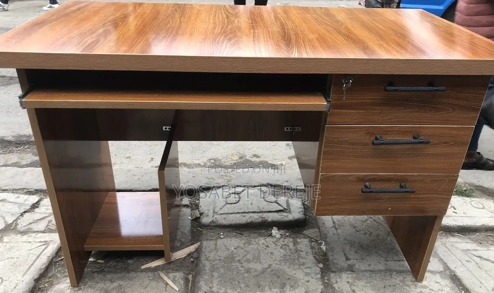 የቢሮ ጠረቤዛ Office Table