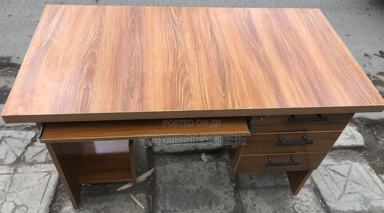 የቢሮ ጠረቤዛ Office Table