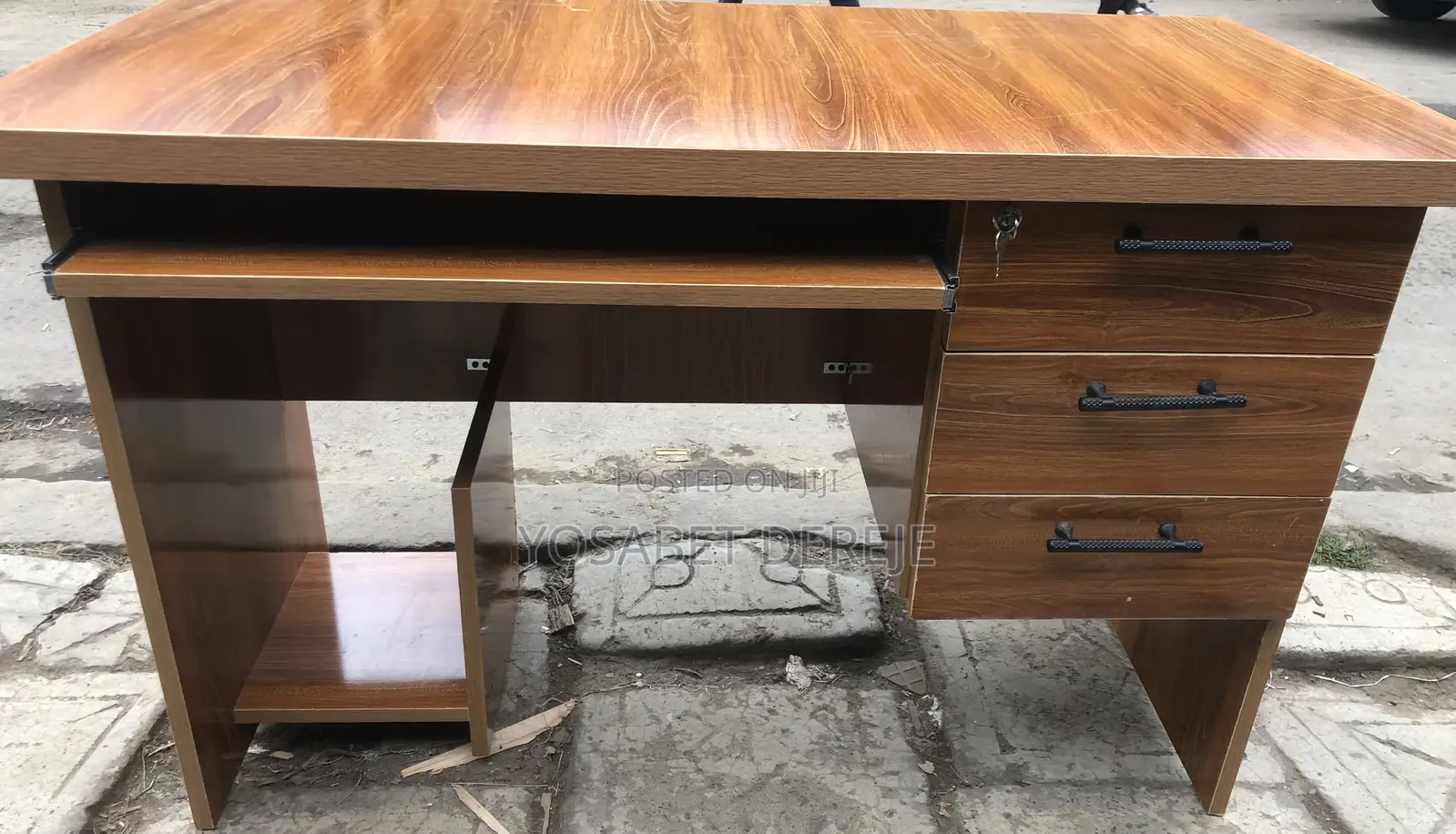 የቢሮ ጠረቤዛ Office Table