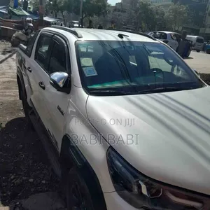 Toyota Hilux 2022 White