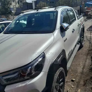 Toyota Hilux 2022 White