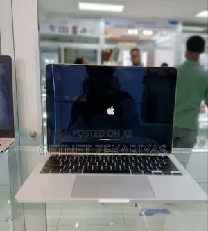 Photo - New Laptop Apple MacBook Pro 2022 M2 8GB Apple M2 SSD 256GB