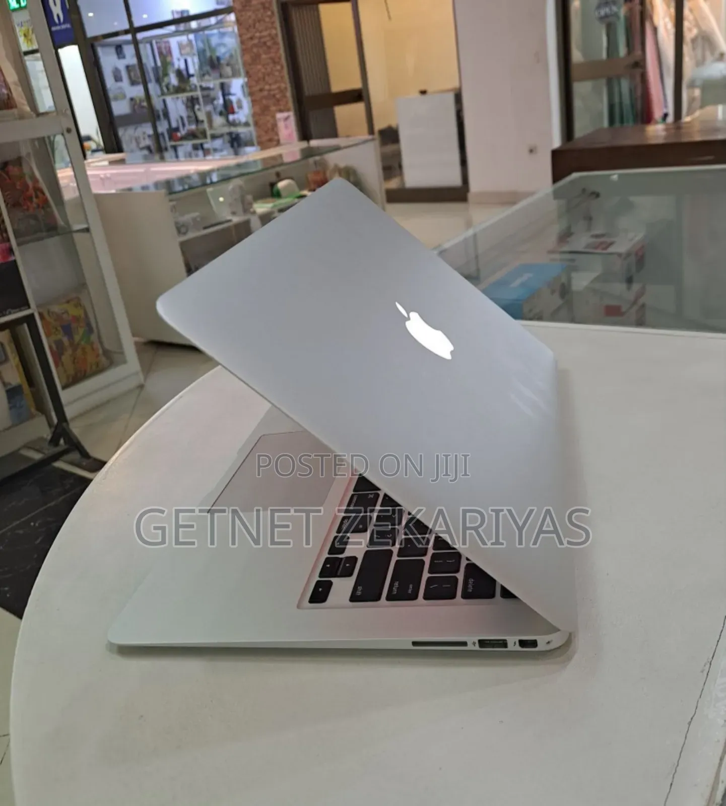 New Laptop Apple MacBook Pro 2022 M2 8GB Apple M2 SSD 256GB
