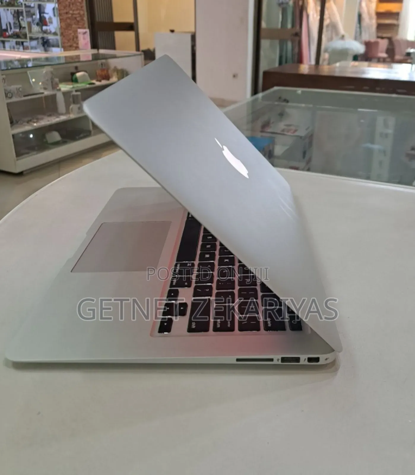 New Laptop Apple MacBook Pro 2022 M2 8GB Apple M2 SSD 256GB