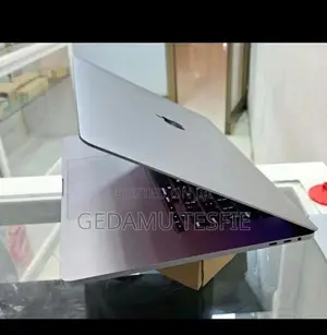 New Laptop Apple MacBook 2018 32GB SSD 1T
