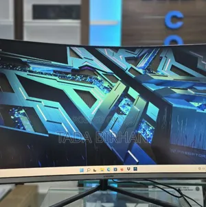 Photo - Samsung 32"inch Gaming Curved Monitor (4K)