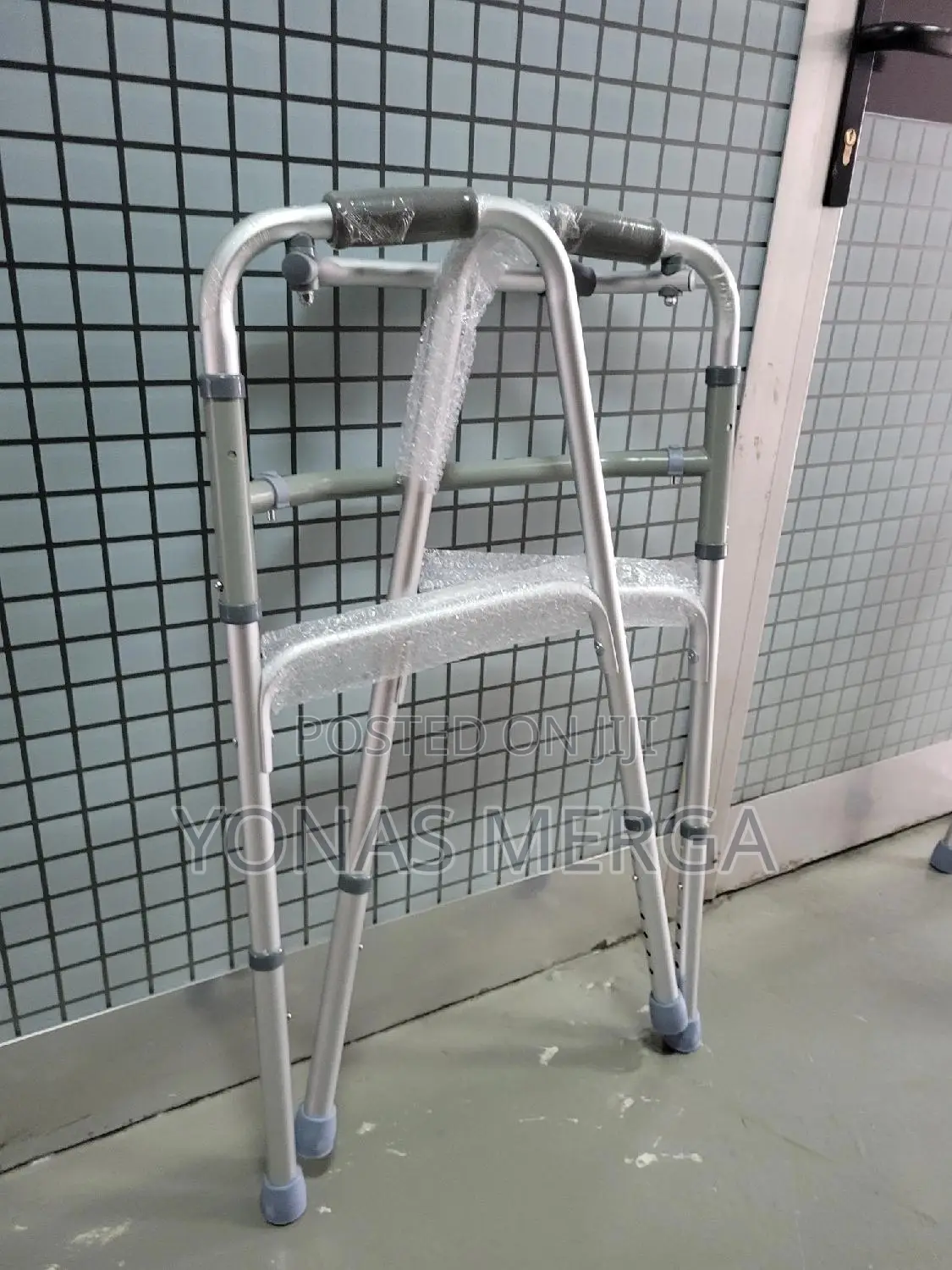 HEIGHT ADJUSTABLE Walker Canadjusted to Suit Individual Need