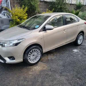 Photo - Toyota Yaris 2016 Gold