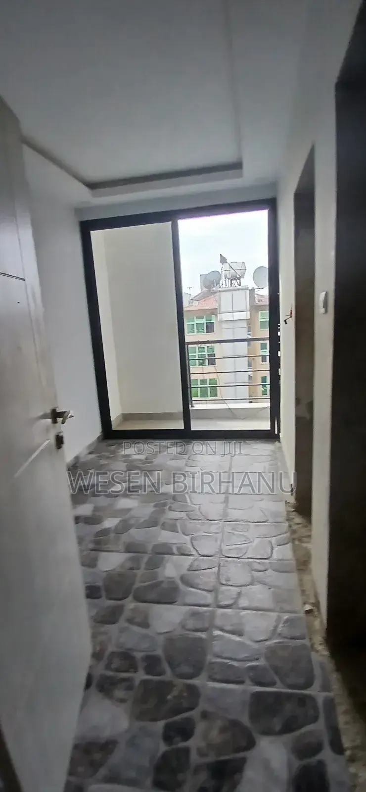20bdrm Apartment in ላ ሆቴል ዬ ሚሆን, Bole for sale