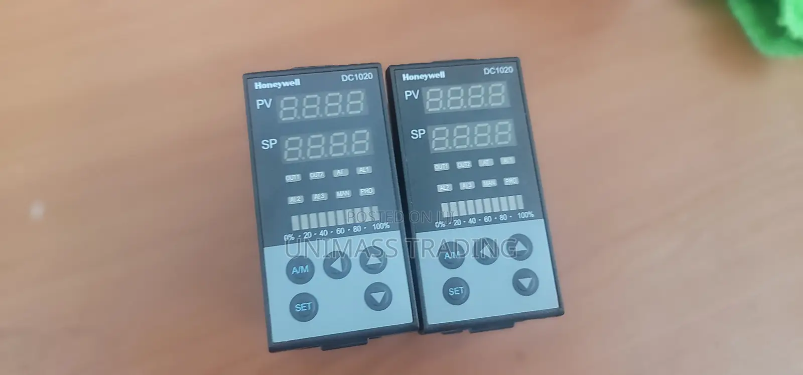 Honeywell Modulating Temperature Controller Model DC1020