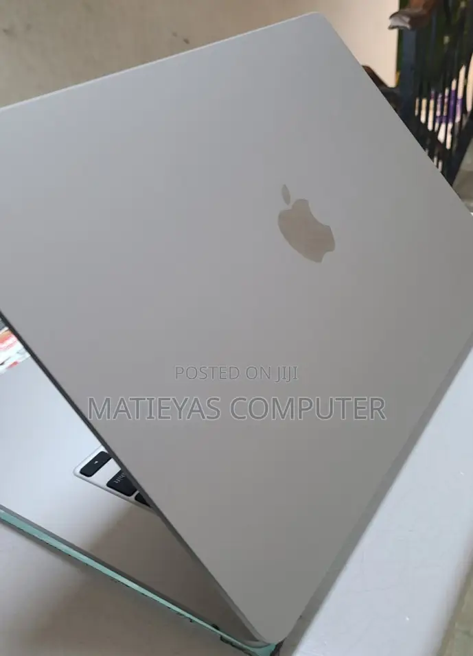 New Laptop Apple MacBook Air 2022 M2 8GB Apple M2 SSD 256GB