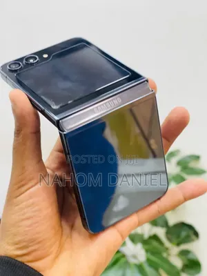 Photo - Samsung Galaxy Z Flip4 256 GB