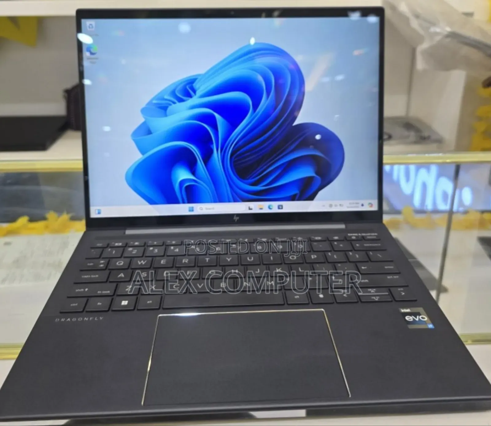 New Laptop HP Dragonfly Folio 16GB Intel Core I7 SSD 512GB