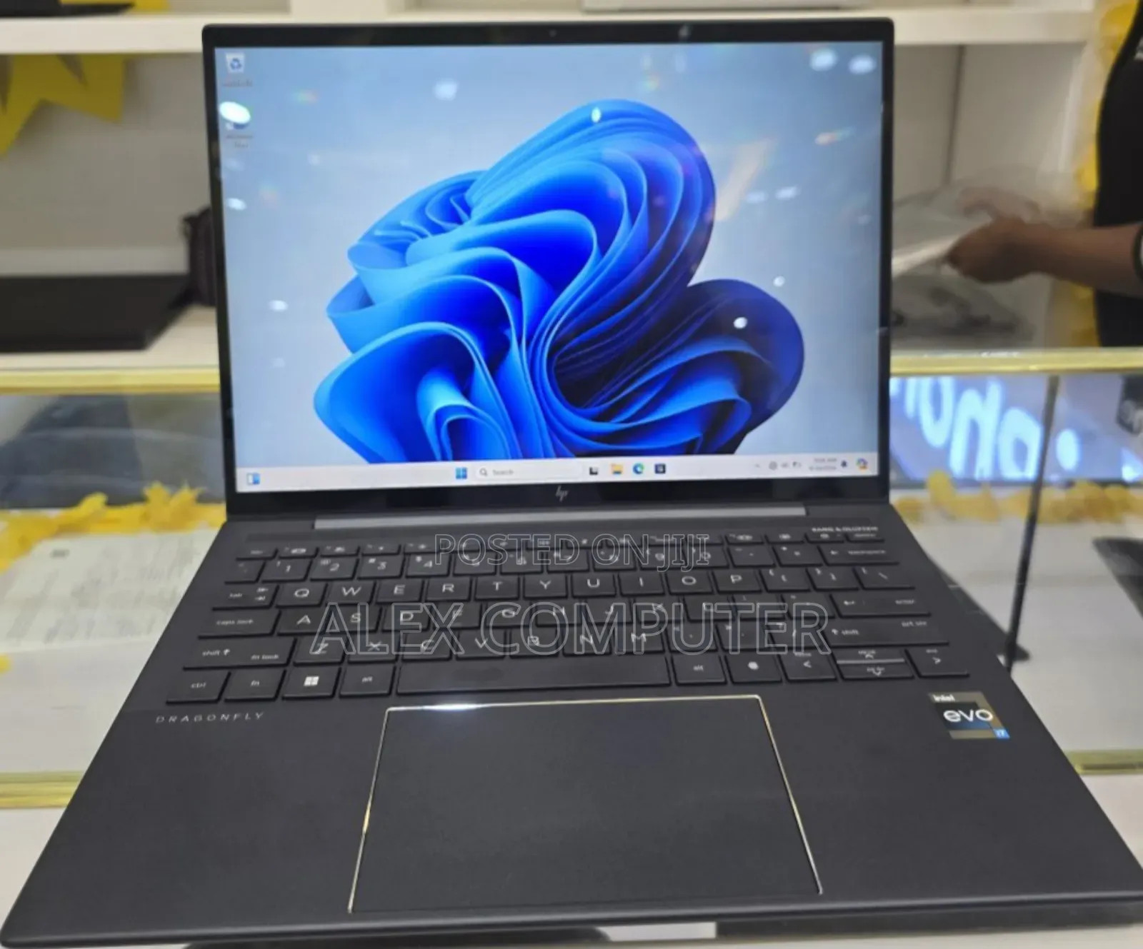 New Laptop HP Dragonfly Folio 16GB Intel Core I7 SSD 512GB