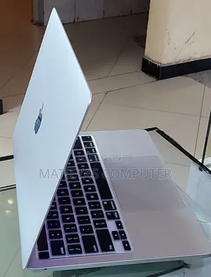 New Laptop Apple MacBook Pro 2022 M2 8GB Apple M2 SSD 512GB