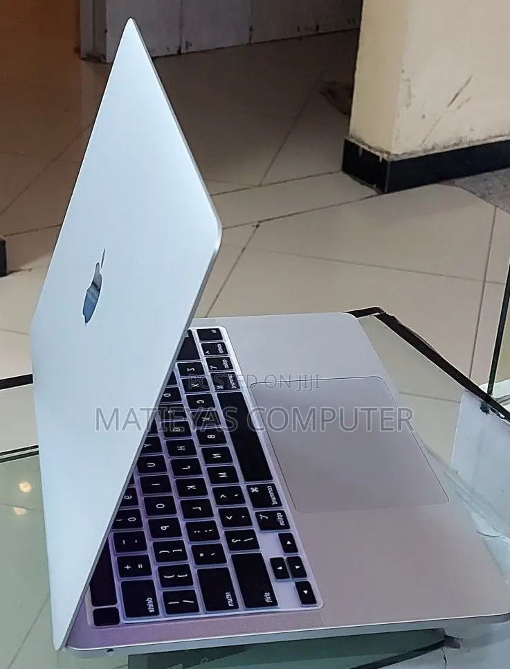 New Laptop Apple MacBook Pro 2022 M2 8GB Apple M2 SSD 512GB