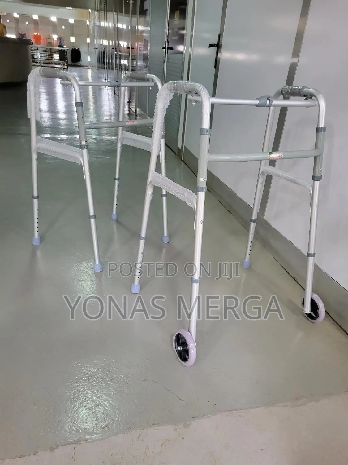 Walker፪“Medical Walker With Adjustable Height, 30-37 Inches