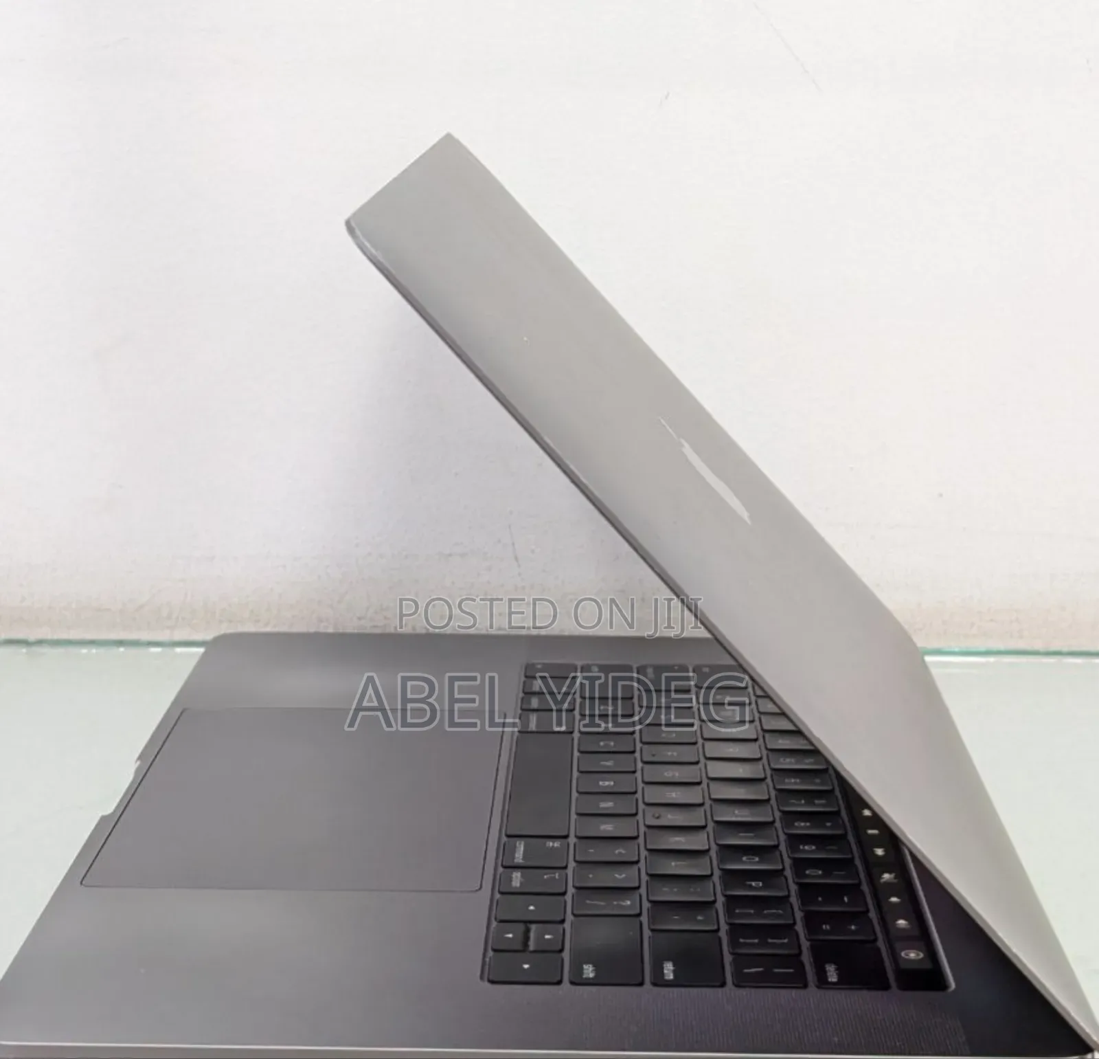 New Laptop Apple MacBook Pro 2018 16GB Intel Core I9 SSD 512GB