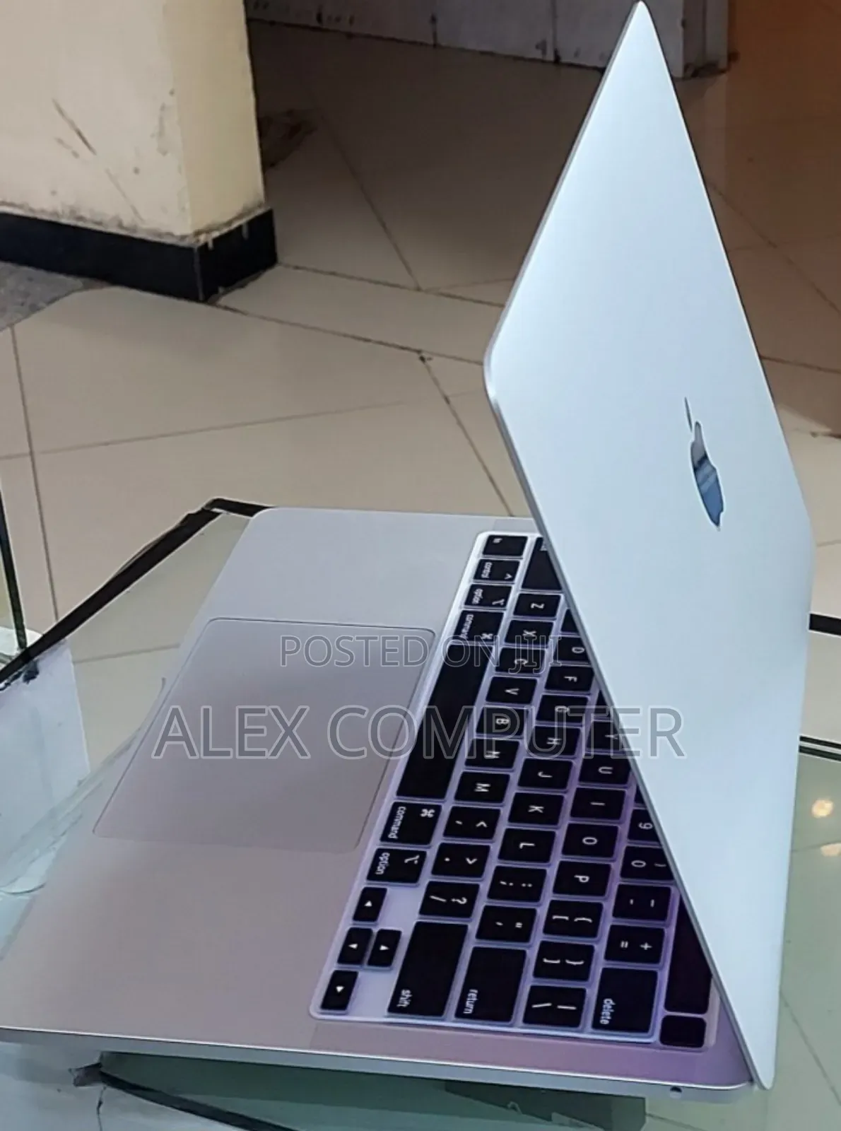 New Laptop Apple MacBook Pro 2022 M2 8GB Apple M2 SSD 512GB