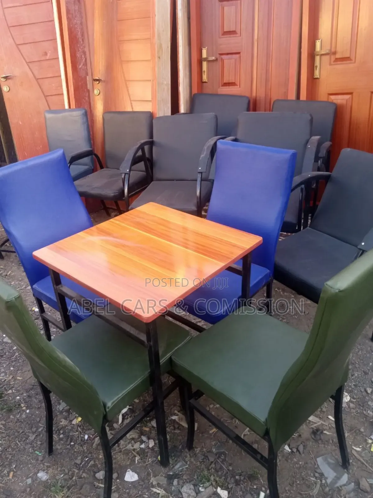 አዳዲስ ደረጃቸውን የጠበቁ ወንበሮች