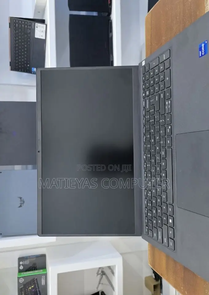 New Laptop Dell Vostro 3520 16GB Intel Core I7 SSD 512GB