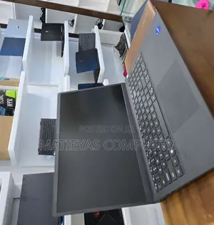 New Laptop Dell Vostro 3520 16GB Intel Core I7 SSD 512GB