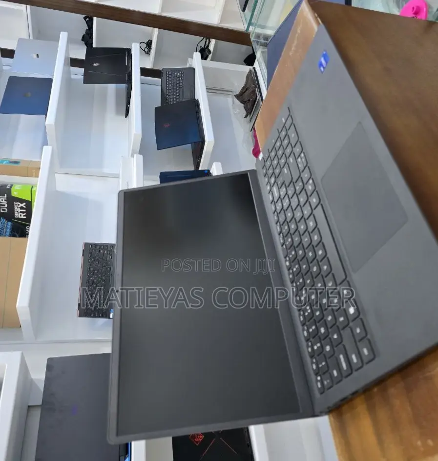 New Laptop Dell Vostro 3520 16GB Intel Core I7 SSD 512GB