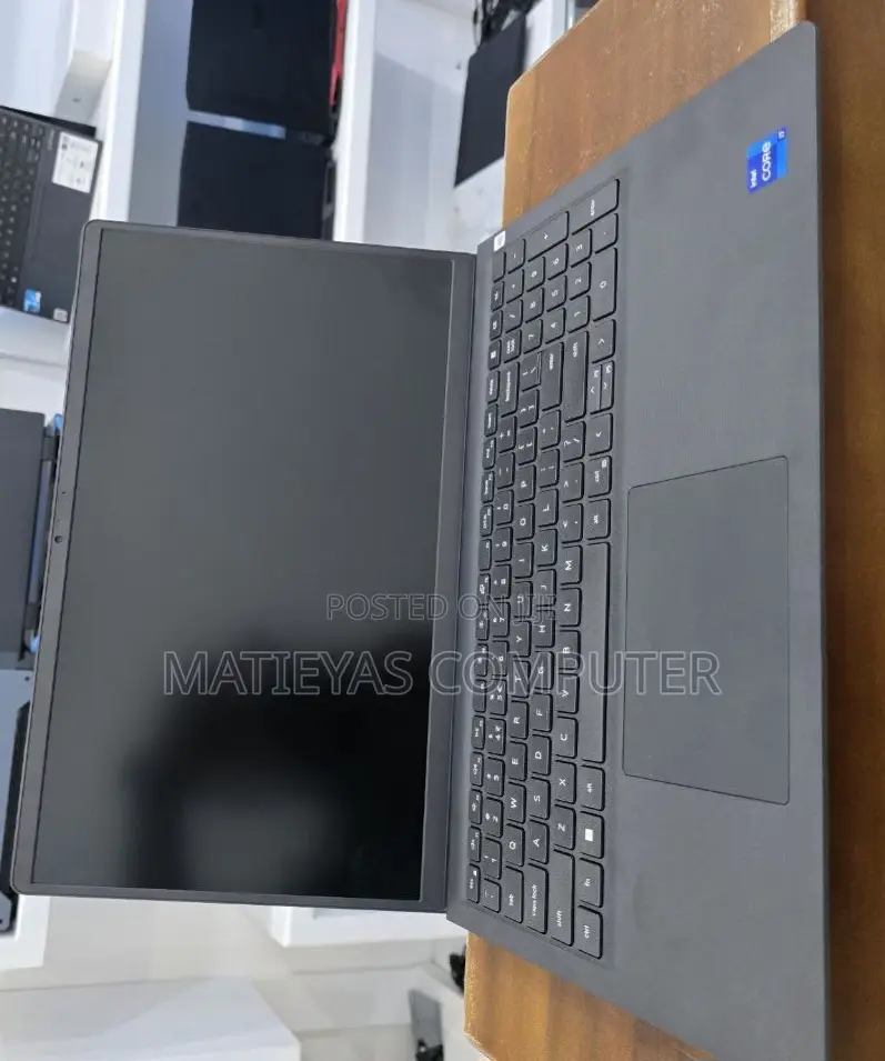 New Laptop Dell Vostro 3520 16GB Intel Core I7 SSD 512GB