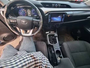 Photo - Toyota Hilux 2018 Silver