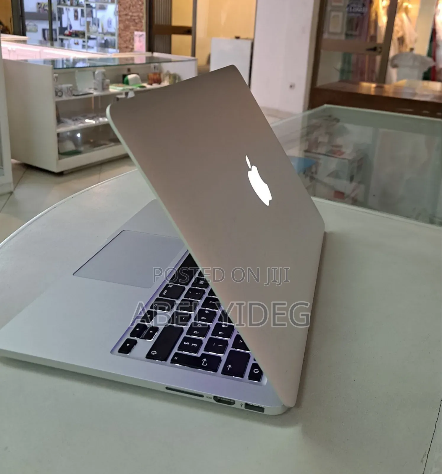 New Laptop Apple MacBook Pro 2015 8GB Intel Core I5 SSD 256GB