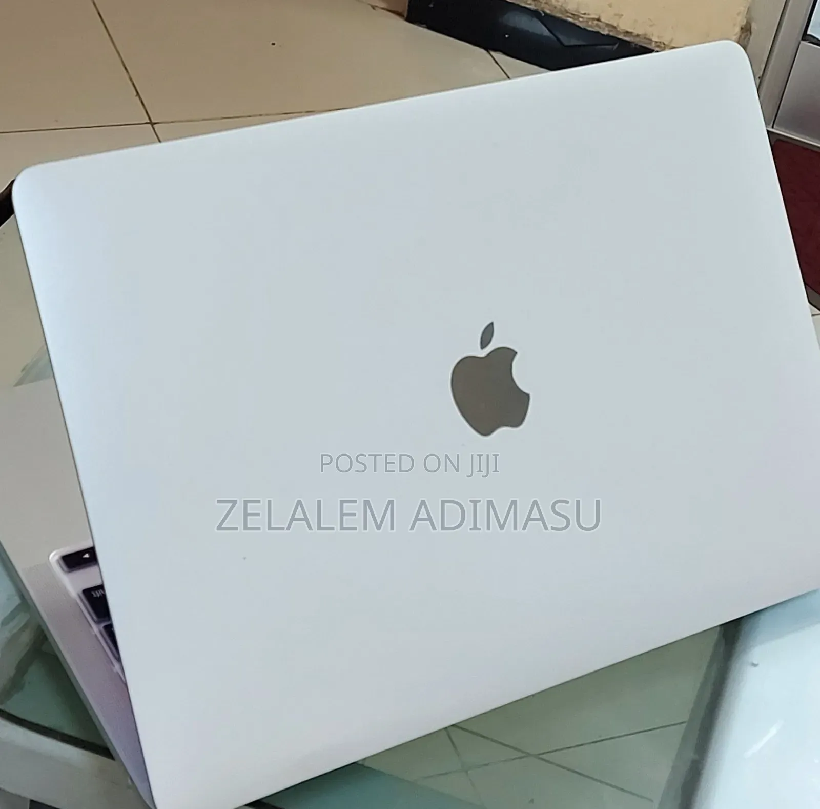 New Laptop Apple MacBook Pro 2022 M2 8GB Intel Core I7 SSD 512GB