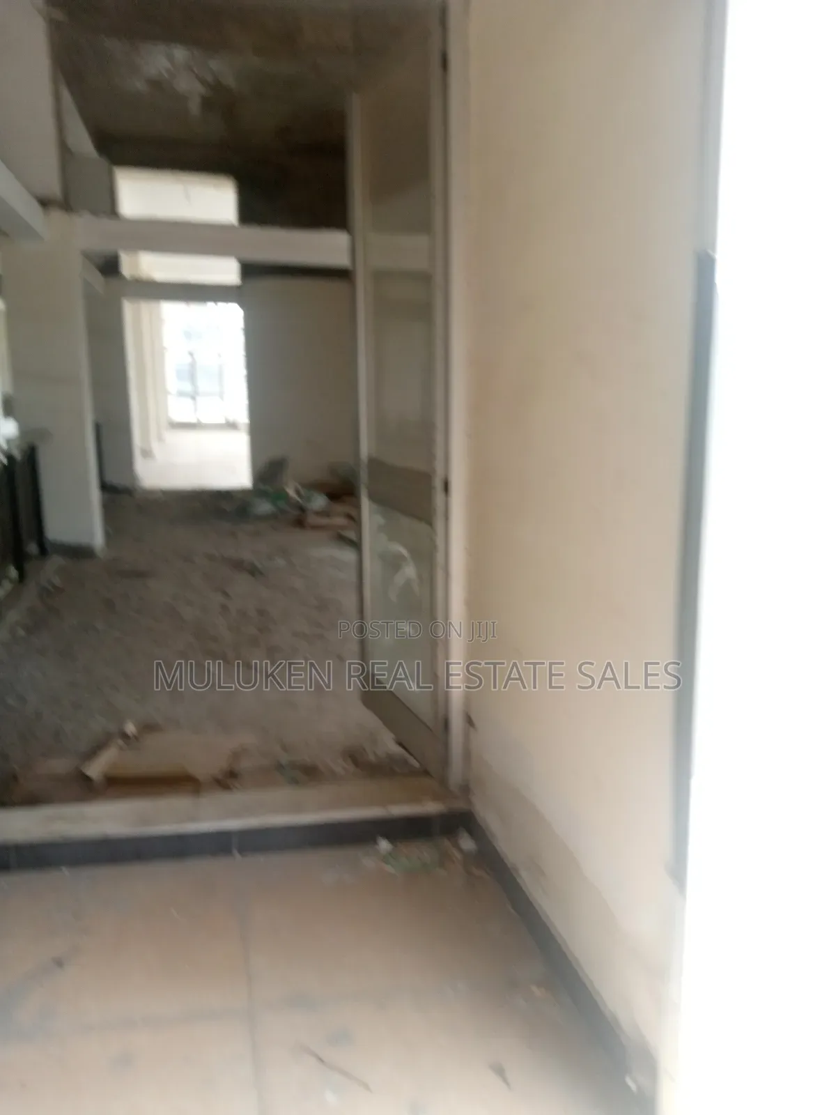 የሚሸጥ ሱቅ በ22 እና መገናኛ