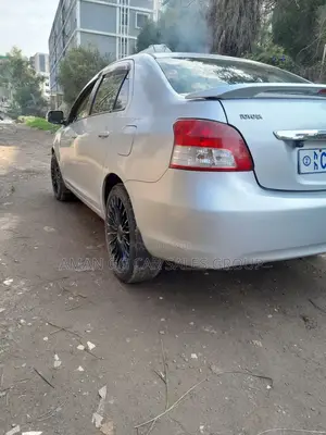 Photo - Toyota Yaris 2010 Silver