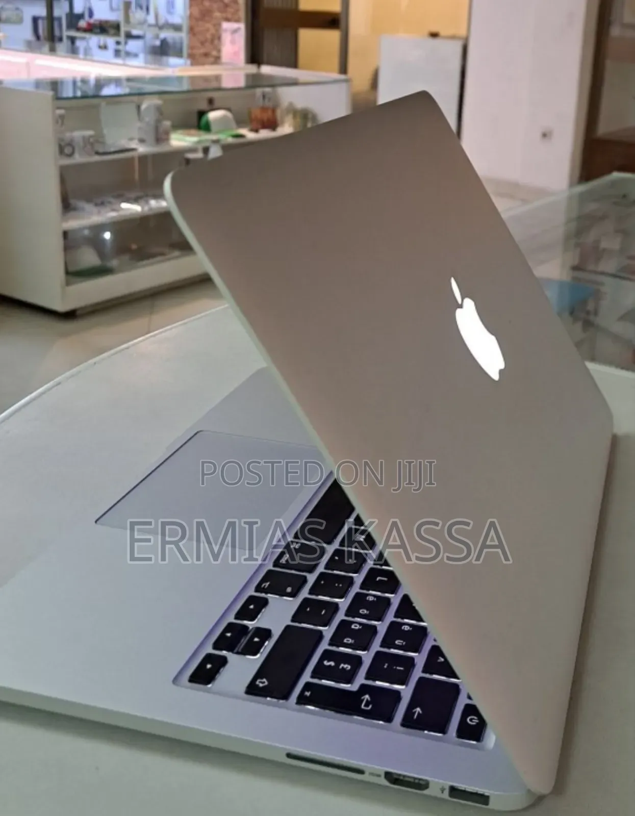 New Laptop Apple MacBook Pro 2015 8GB Intel Core I5 SSD 256GB
