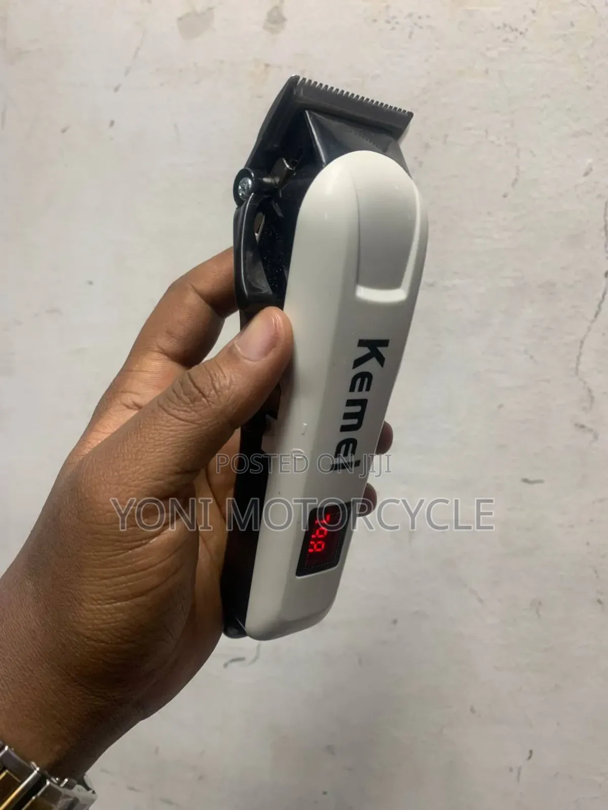 ምን ይህል ቻርጅ እንደቀረው የሚያሳይ(LCD Display) ያልው
