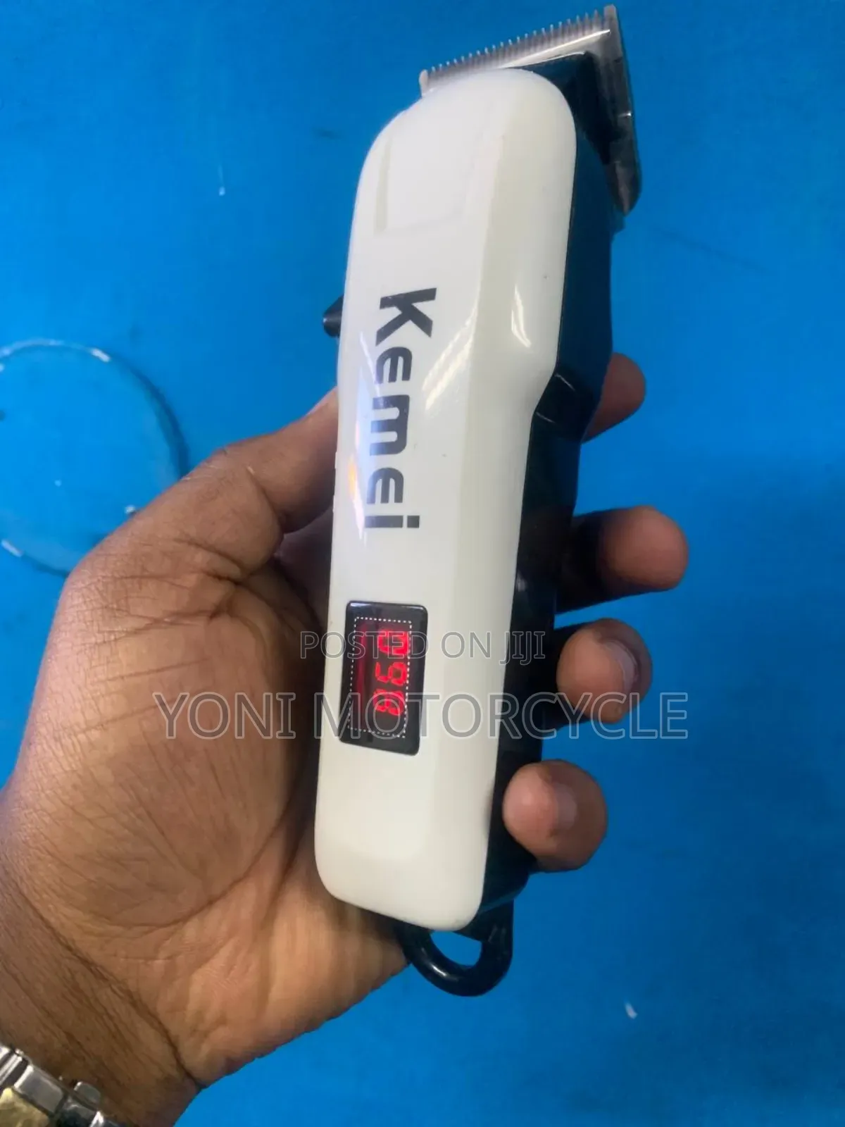 ምን ይህል ቻርጅ እንደቀረው የሚያሳይ(LCD Display) ያልው
