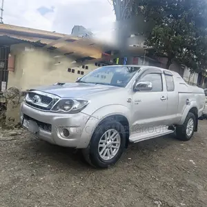 Photo - Toyota Hilux 2010 Silver