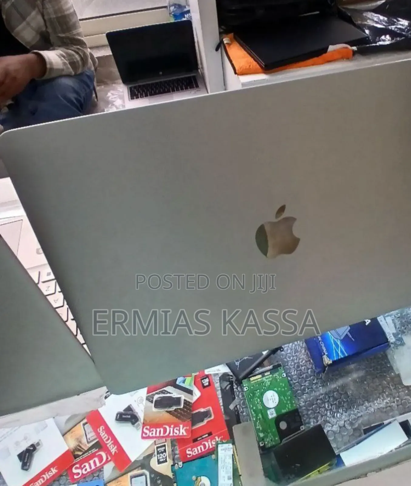 New Laptop Apple MacBook Pro 2023 M2 8GB Apple M2 SSD 256GB