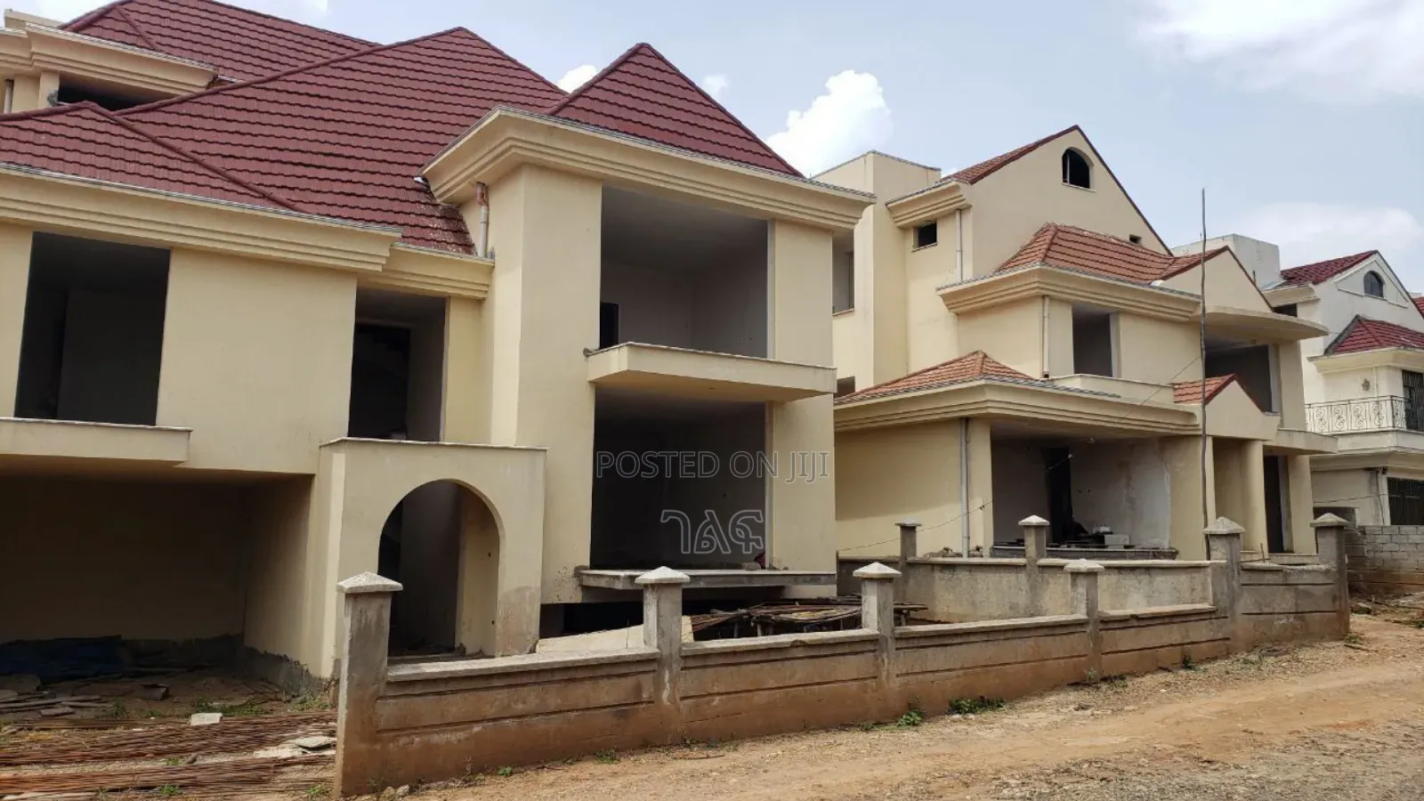 CMC ፀሀይ ሪልስቴት ጀርባ በጣም ቅናሽ ዋጋ B+g+2 የውስጥ ፊኒሽንግ የሚቀረው በጣም አትራፊ