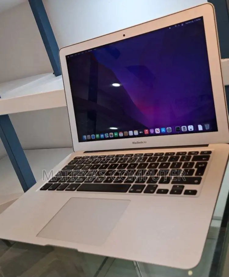 New Laptop Apple MacBook 2017 8GB Intel Core I5 SSD 256GB