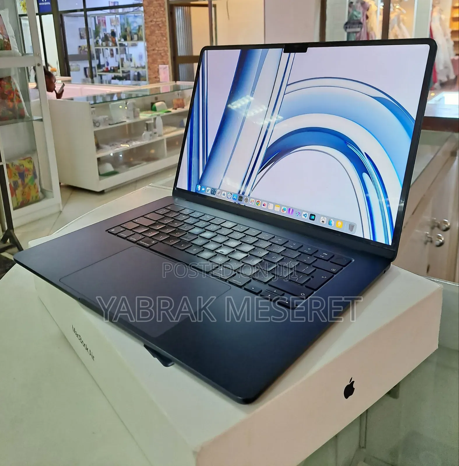 New Laptop Apple MacBook Air 2022 M2 8GB Apple M2 SSD 256GB