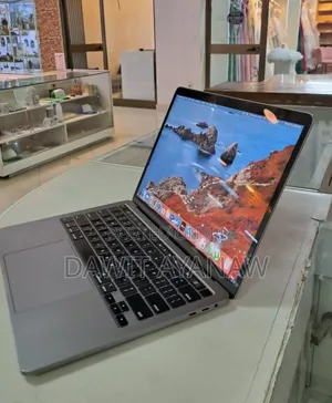 New Laptop Apple MacBook Pro 2020 16GB Intel Core I5 SSD 512GB