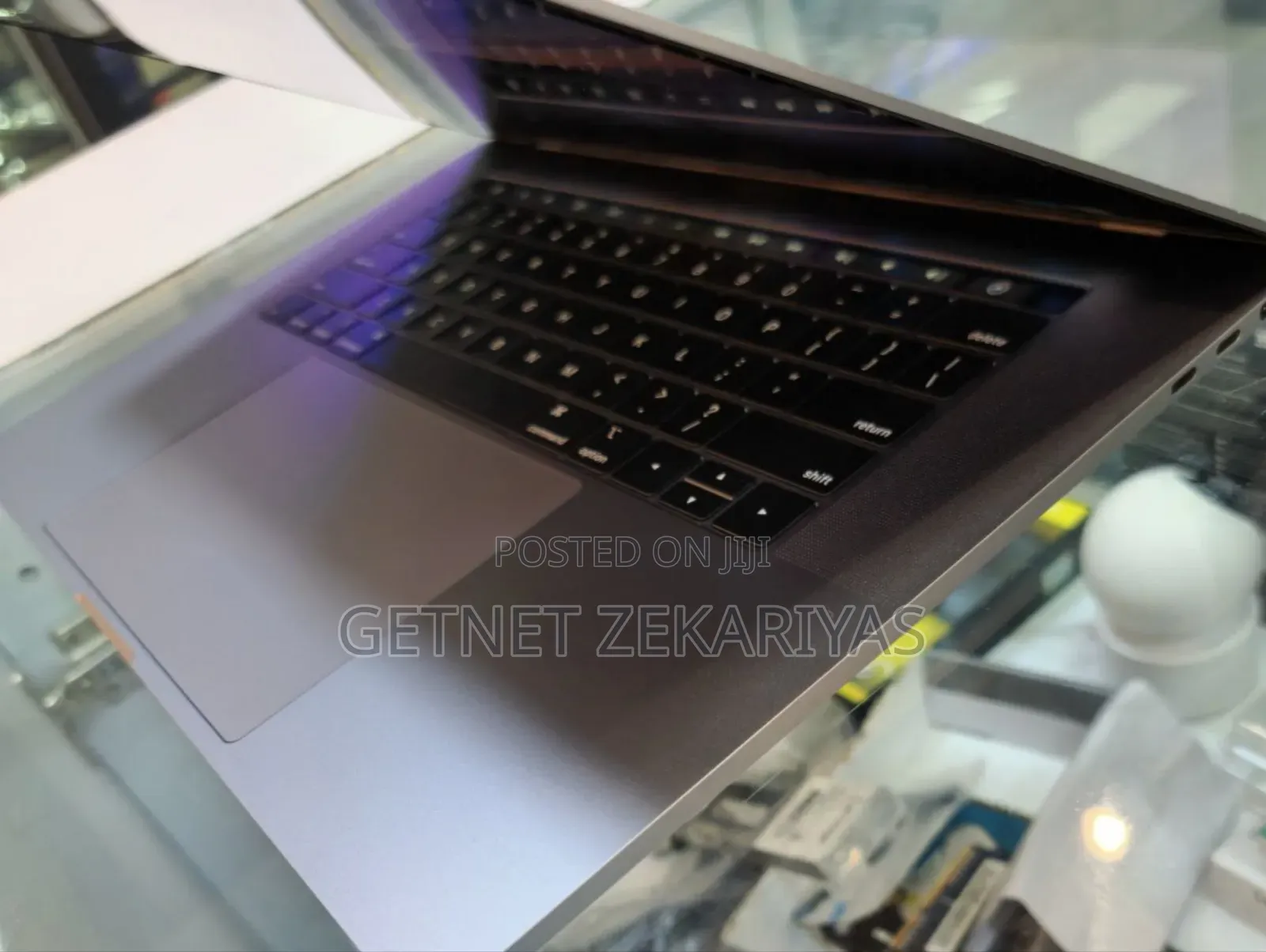 New Laptop Apple MacBook Pro 2018 16GB Intel Core I7 SSD 512GB