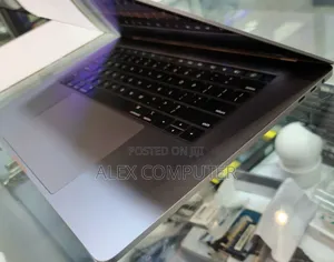 New Laptop Apple MacBook 2018 16GB Intel Core I7 SSD 512GB