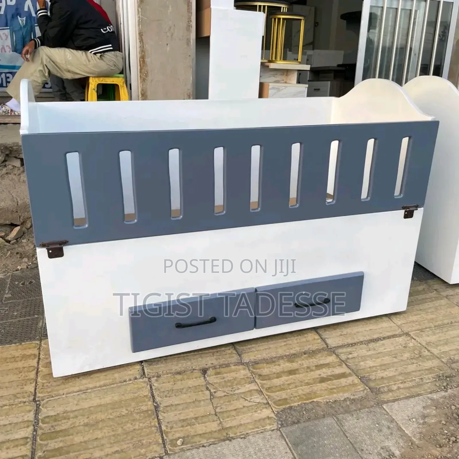 የልጆች አልጋ መሳቢያ ያለው የተለያዩ ነገሮችን ማስቀመጫ