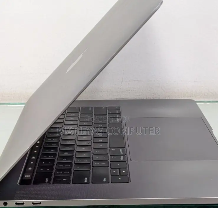 New Laptop Apple MacBook Pro 2018 32GB SSD 512GB