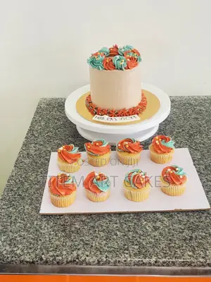 Photo - Cake With Cupcakes